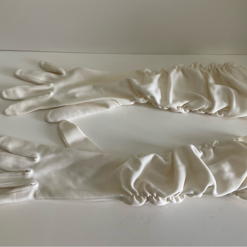 Vintage Ladies Opera Length Elegant Cream Gloves.